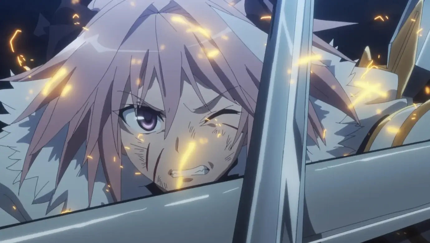 Personaje de Fate/Apocrypha en plena batalla, con chispas y espadas chocando en una escena de acción intensa del anime