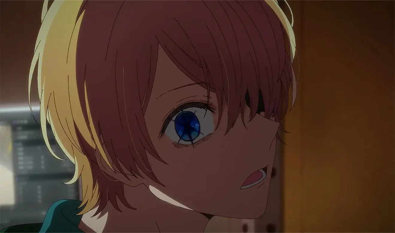 Aqua mirando con expresión seria