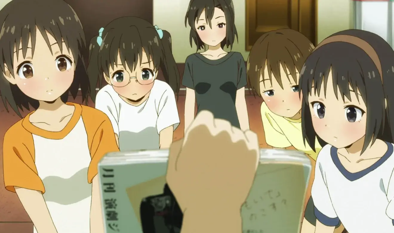 Niñas reunidas en una sala mientras un adulto sostiene una revista de teatro en el anime Gekidol