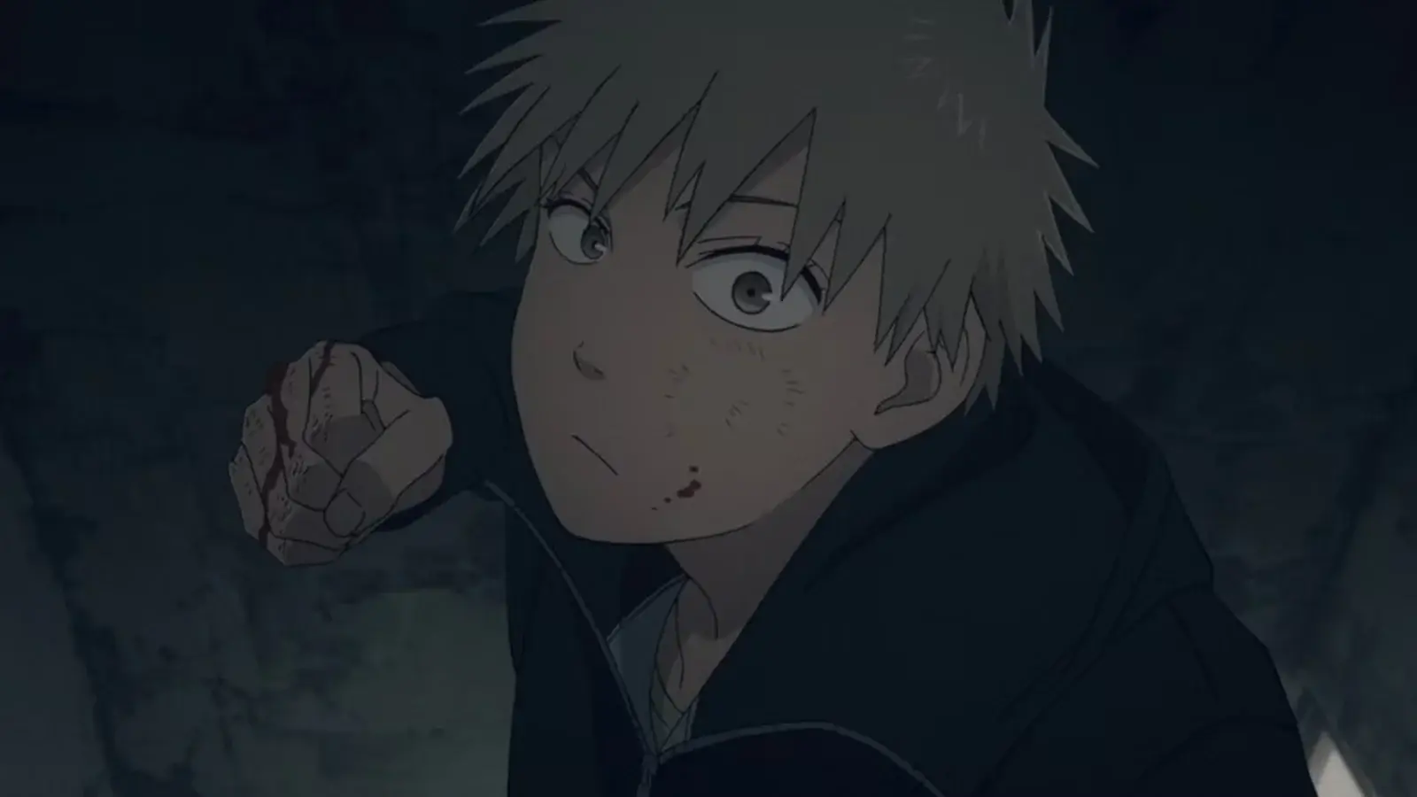 Maru en primer plano ensangrentado en una escena oscura de Heavenly Delusion