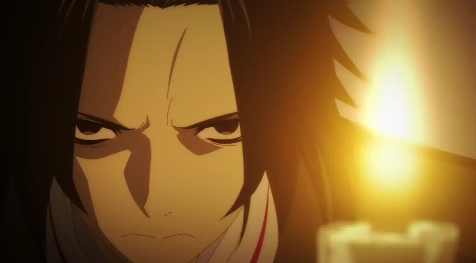 Primer plano de Shugen concentrado frente a una vela encendida en el anime Hell’s Paradise, resaltando su carácter frío y decidido