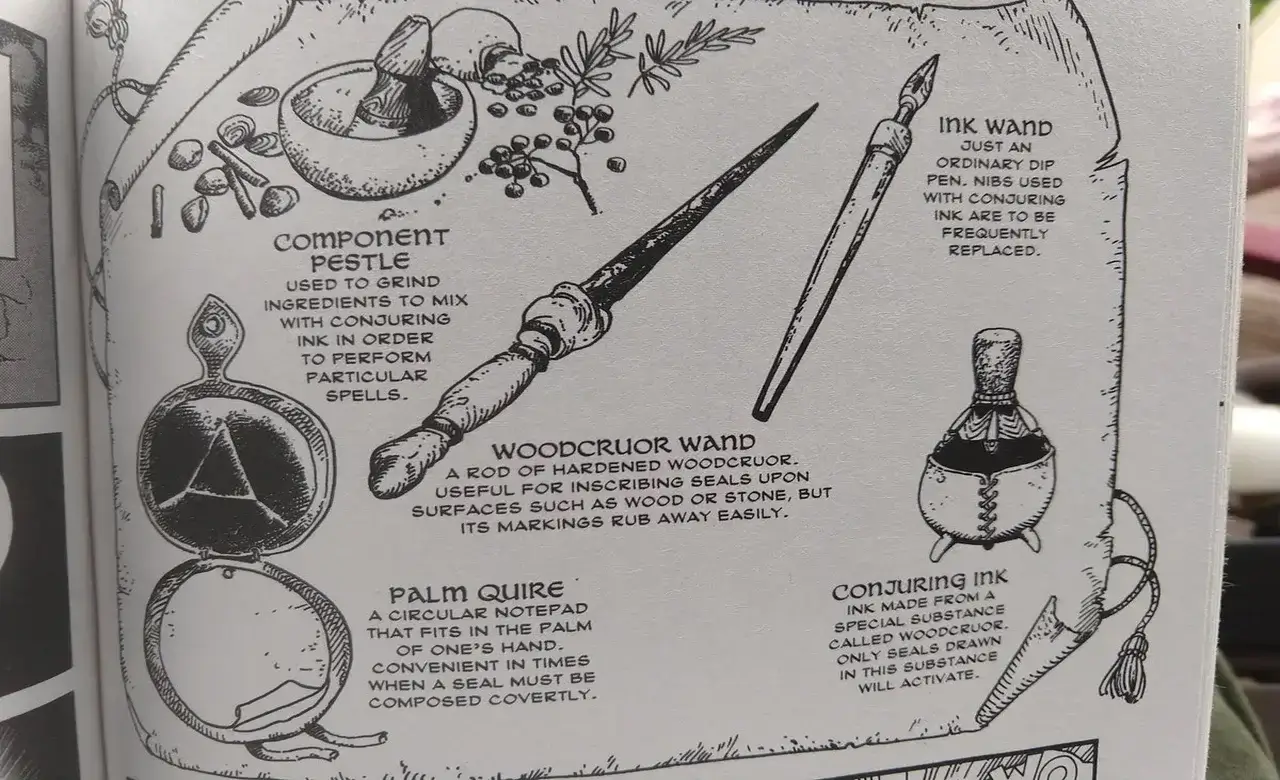 Ilustración del manga Witch Hat Atelier con herramientas mágicas etiquetadas: mortero para componentes, varita de woodcruor, cuaderno de palma, pluma de tinta y frasco de tinta de conjuro.