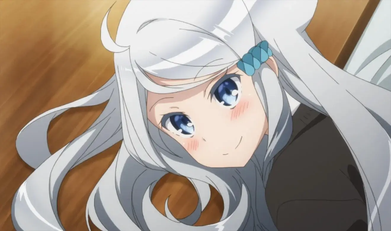 Chisaki de Imouto sae Ireba Ii sonriendo con el cabello blanco y ojos azules