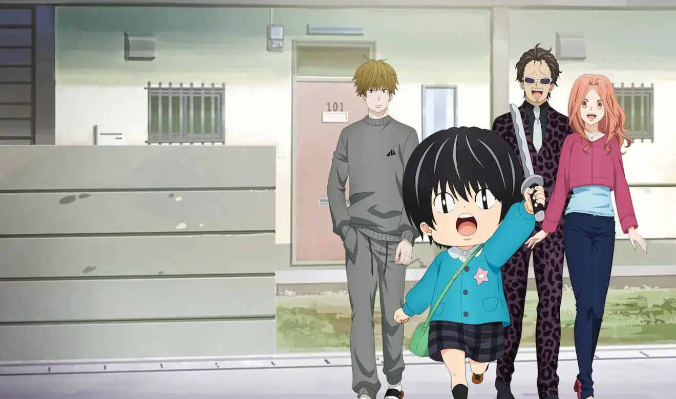 Kotaro camina feliz con su espada de juguete junto a sus vecinos frente al edificio de apartamentos en Kotaro vive solo, anime de Netflix