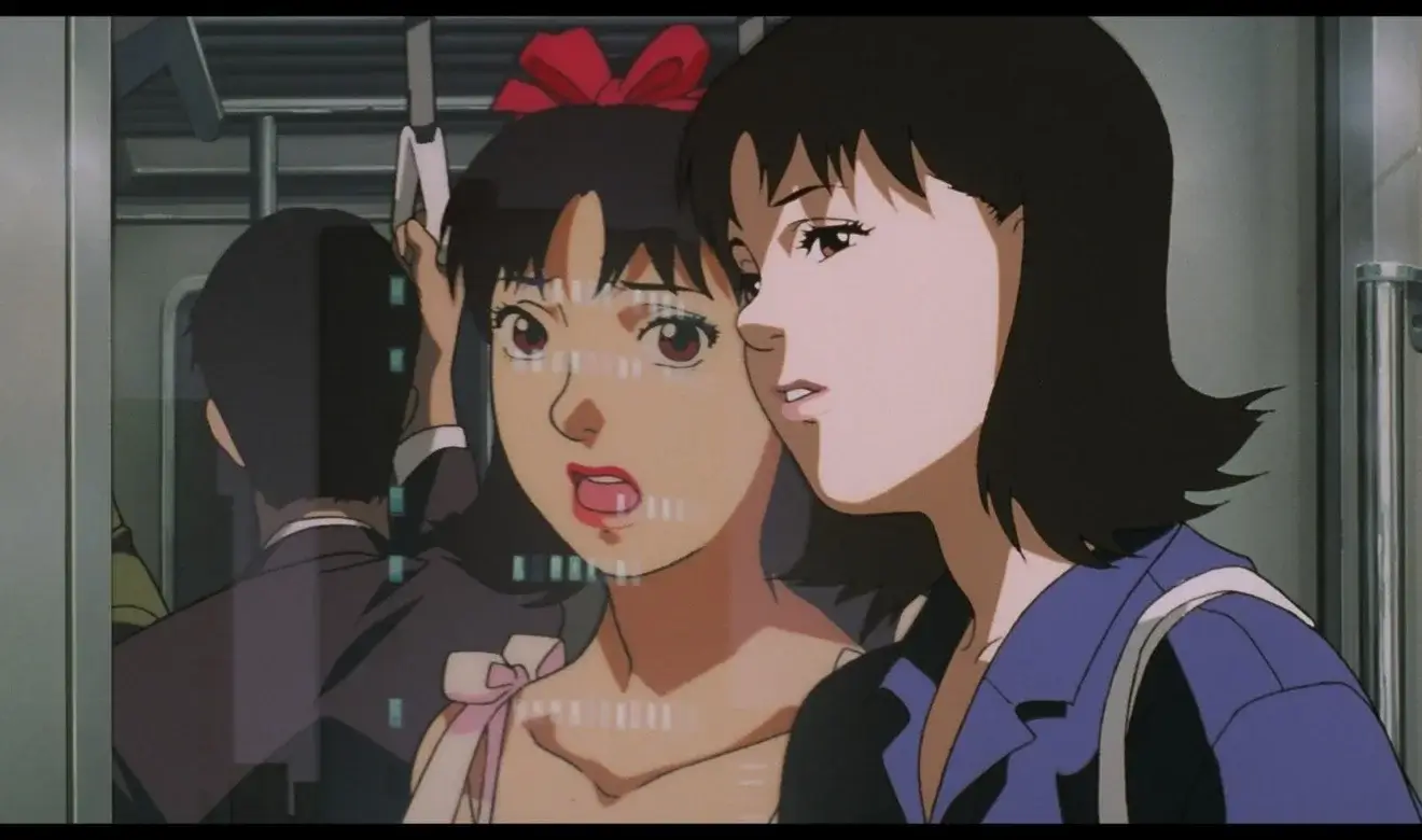 Escena de Perfect Blue en el metro con la idol protagonista hablando con otra mujer