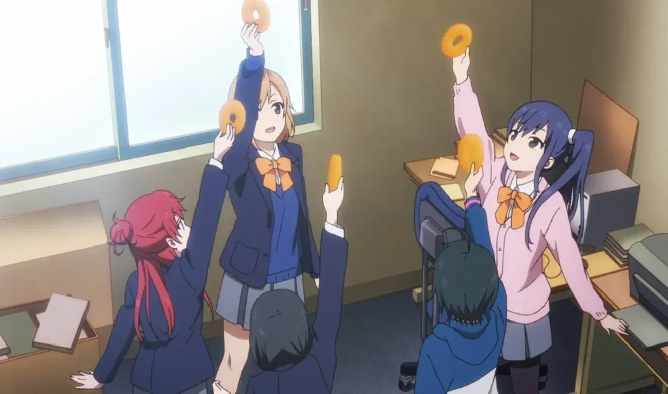 Chicas del anime Shirobako levantando donuts en una oficina de producción de anime