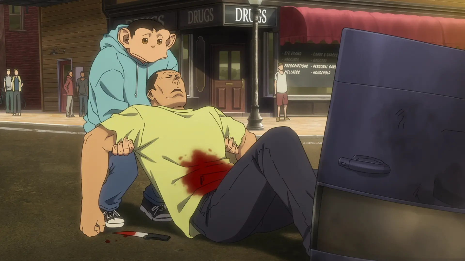 Escena de The Darwin Incident en la calle con Charlie arrodillado junto a una persona herida frente a una tienda de barrio