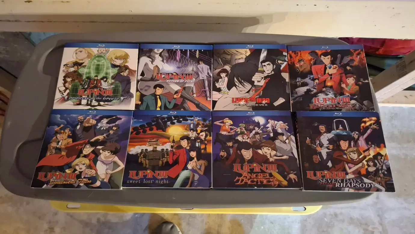 Colección de ediciones en Blu-ray de series de anime clásicas apiladas sobre una mesa