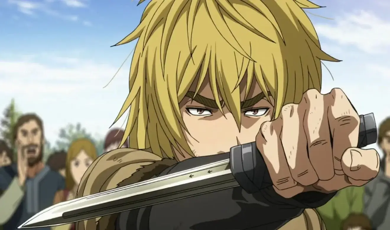 Protagonista de Vinland Saga sosteniendo un cuchillo en primer plano en una escena de acción del anime Seinen ambientado en la era vikinga