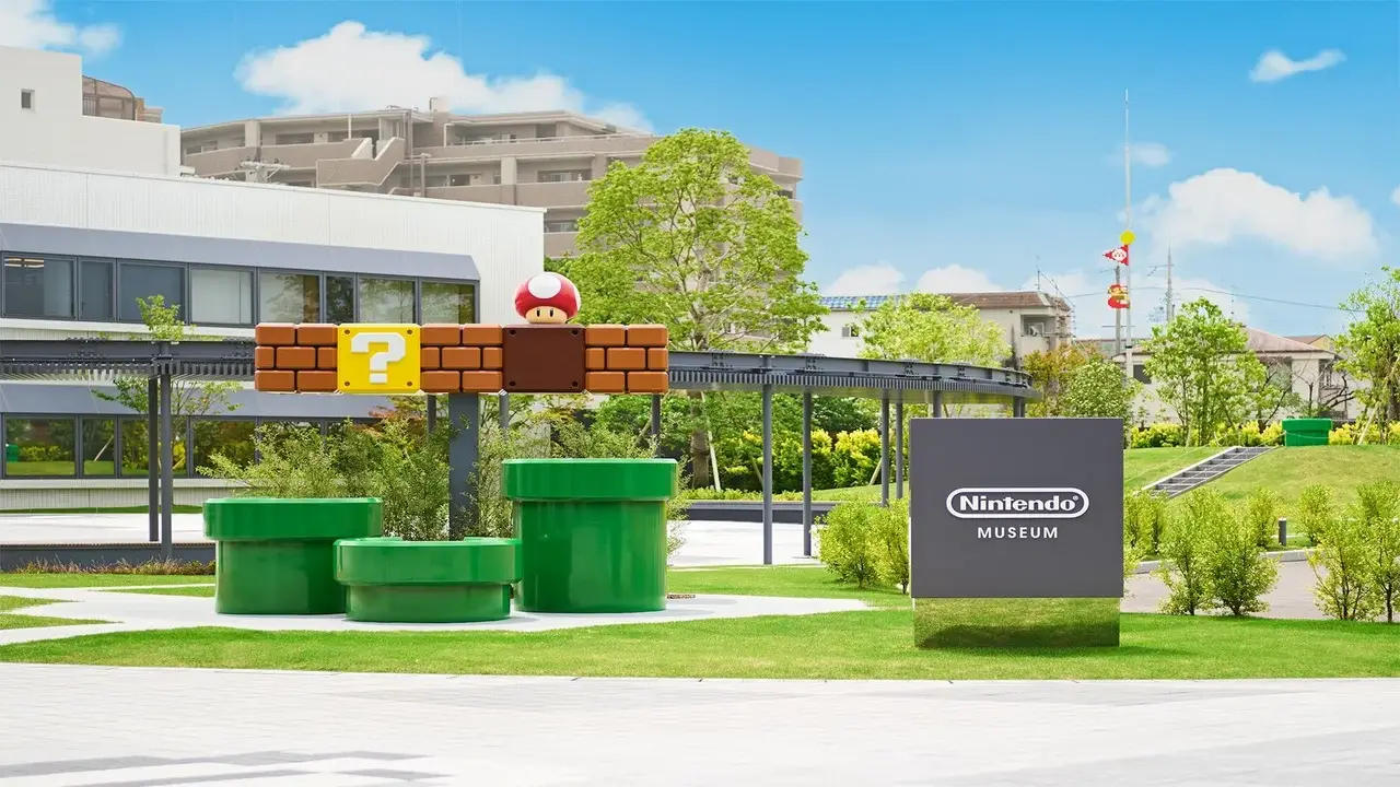 Exterior del Nintendo Museum en Uji con decoración de Super Mario y señal oficial del museo