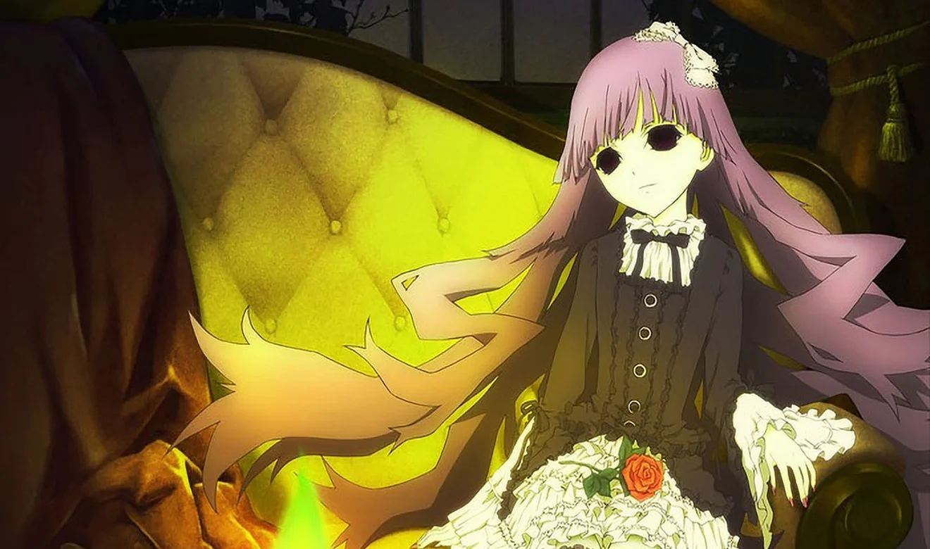 Chica misteriosa de cabello largo en un sillón iluminado, escena inquietante del anime Shiki