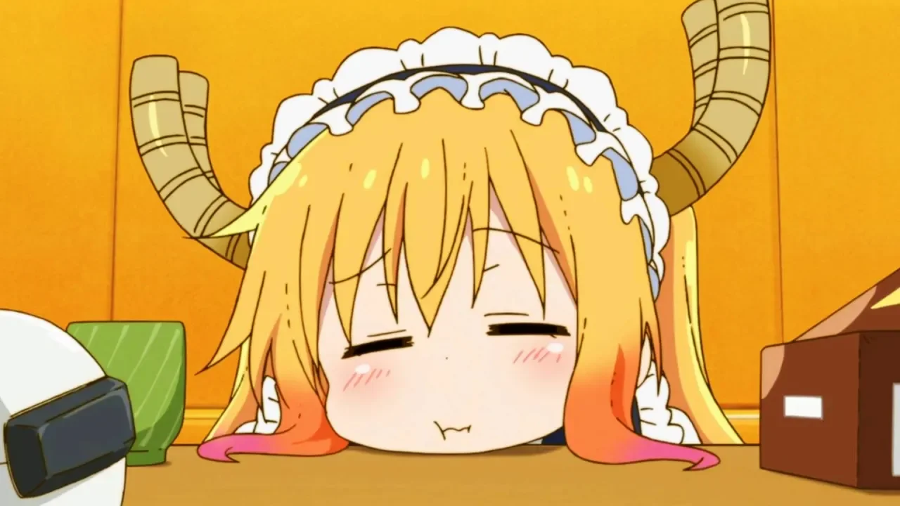 Tohru de Miss Kobayashi's Dragon Maid con cara de agotamiento, representando el burnout de los animadores bajo el sistema de comités de producción