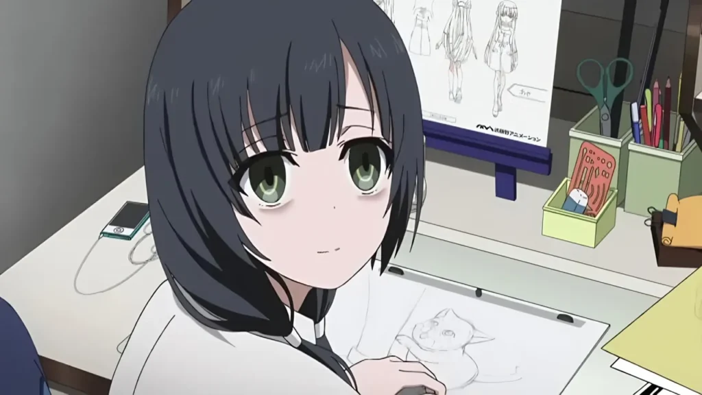 Animadora japonesa dibujando en su mesa de trabajo, ilustrando las condiciones laborales de los animadores en la industria del anime en Japón