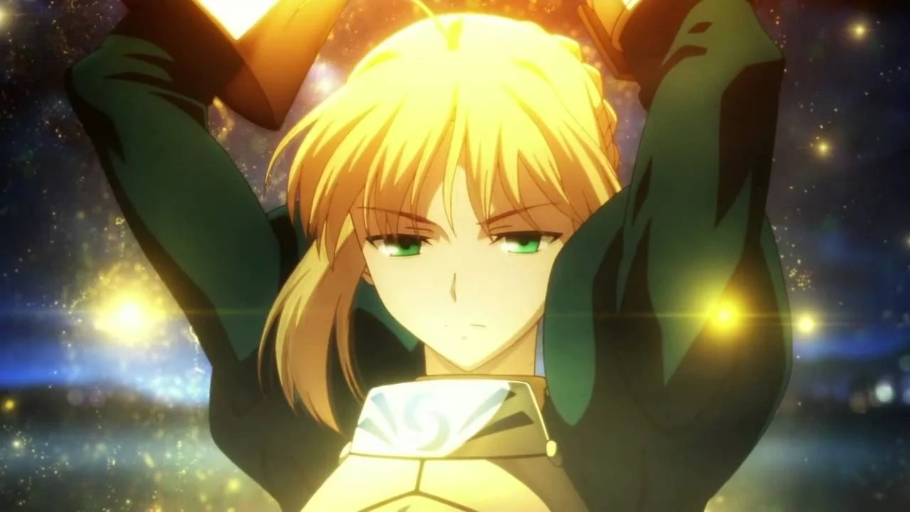 Saber cargando Excalibur con energía dorada en una escena de Fate/Zero