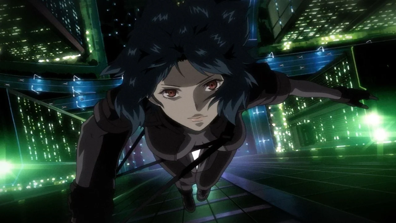 Motoko Kusanagi en acción en Ghost in the Shell Stand Alone Complex, anime cyberpunk policial