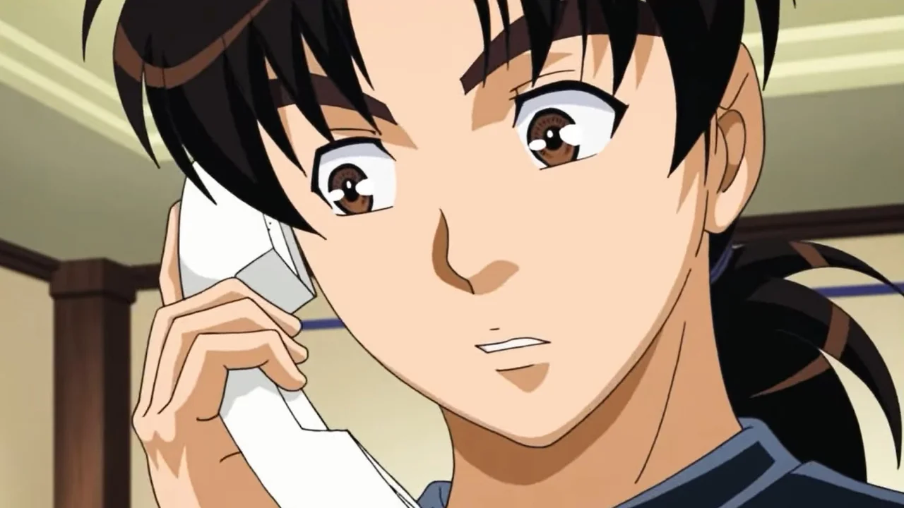 Kindaichi al teléfono investigando un caso en Kindaichi Case Files, anime de misterio clásico