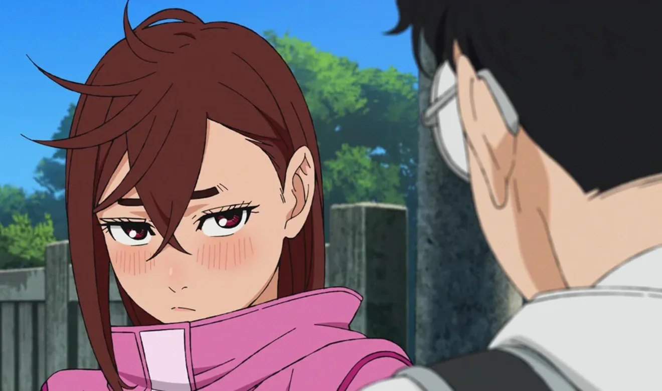 Momo Ayase hablando con Okarun en el anime de Dandadan, escena inicial que muestra la dinámica de su relación