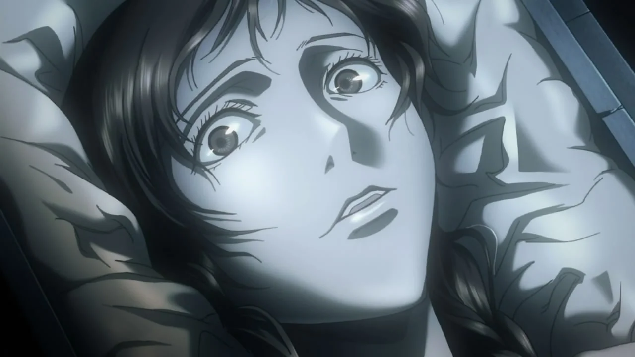 Escena atmosférica de Mouryou no Hako, anime de misterio sobrenatural ambientado en el Japón de posguerra