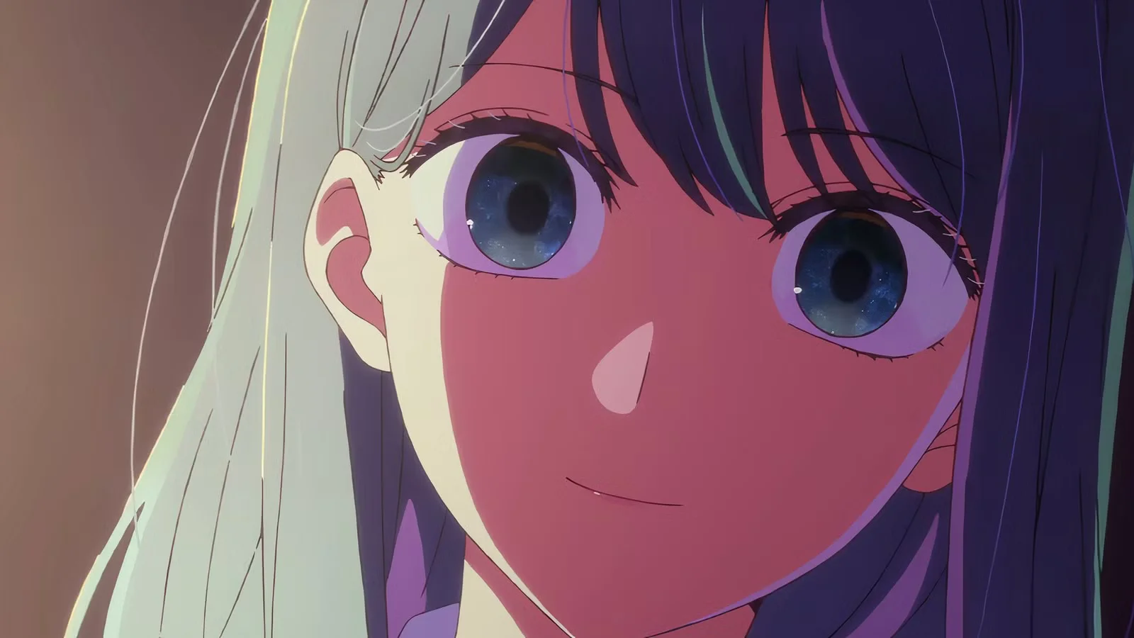 Akane Kurokawa sonriendo con los ojos brillantes en Oshi no Ko, representando su lado oscuro como actriz