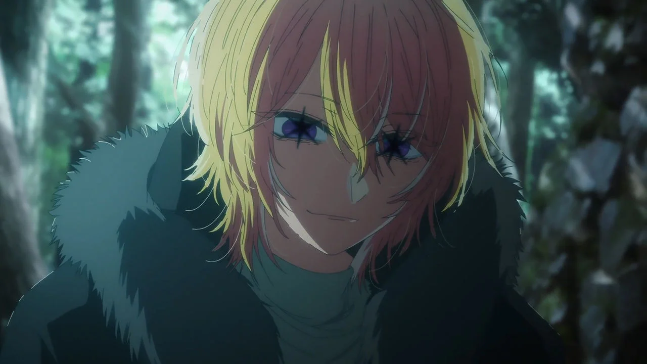 Hikaru Kamiki sonriendo de forma amenazante entre los árboles en Oshi no Ko Temporada 3