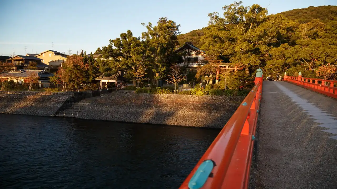 Puente de Uji al atardecer, escenario real de la ruta de peregrinaje de Hibike! Euphonium