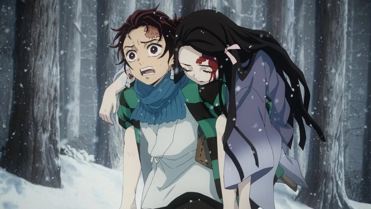 Tanjiro cargando a Nezuko herida en la nieve en el primer capítulo de Demon Slayer, escena icónica del inicio del anime