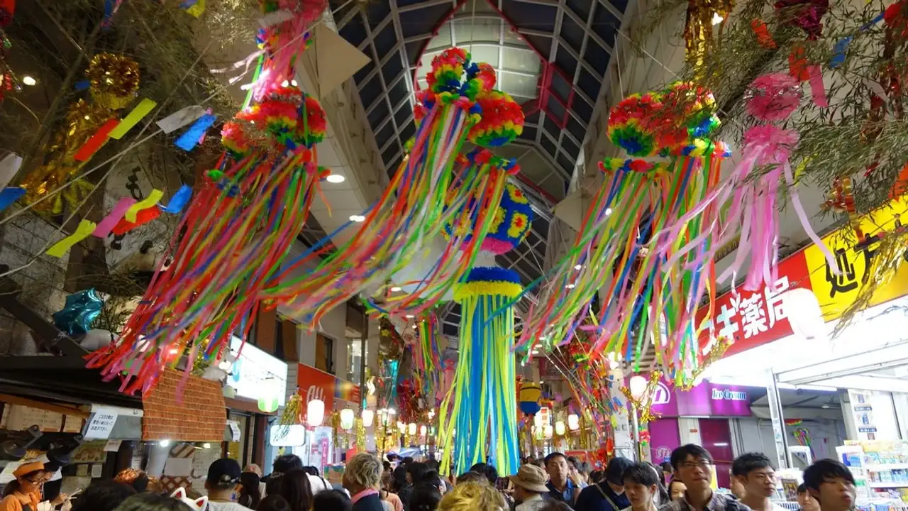 Decoraciones gigantes de fukinagashi multicolores colgando del techo del mercado cubierto durante el Asagaya Tanabata Matsuri en Tokio