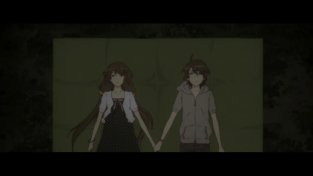 Escena del episodio 12 de Bakemonogatari: dos personajes tomados de la mano en la oscuridad, representando la cita nocturna de Araragi y Senjougahara