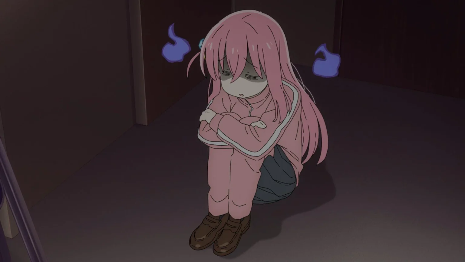 Bocchi the Rock encogida en el suelo, representando su ansiedad social y síndrome del impostor
