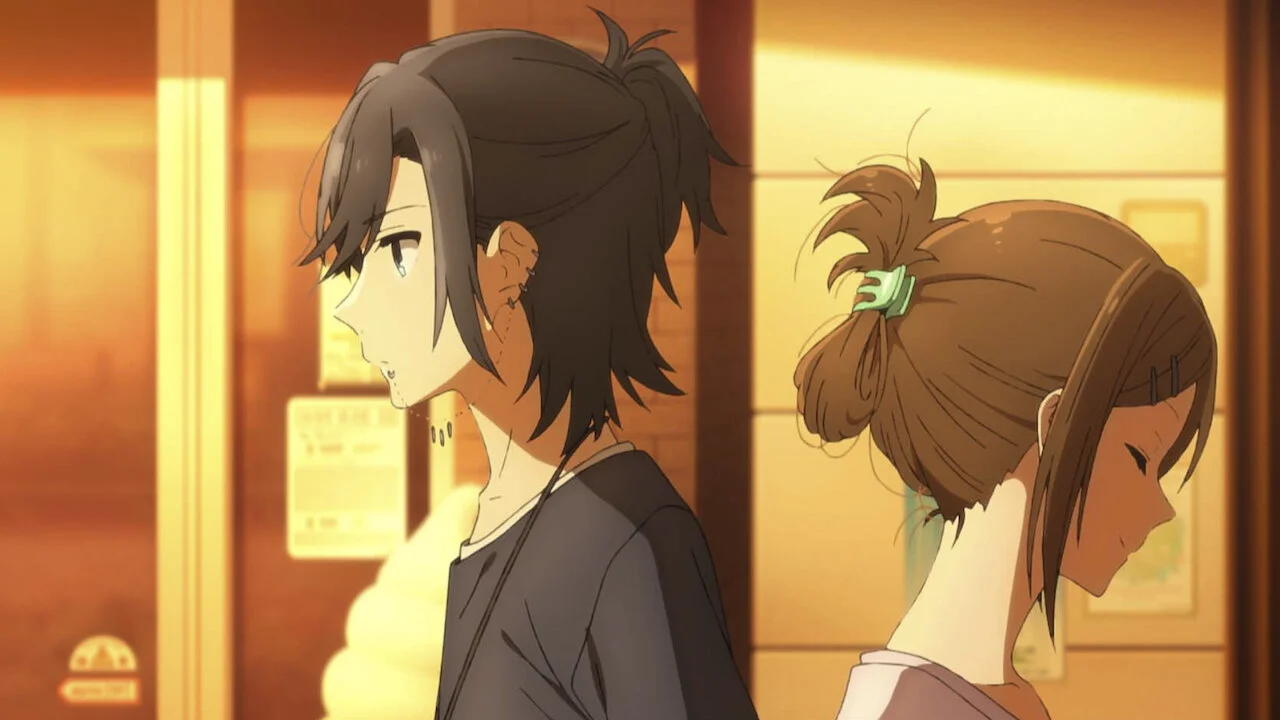 Miyamura junto a Kyoko Hori en una escena emotiva de Horimiya