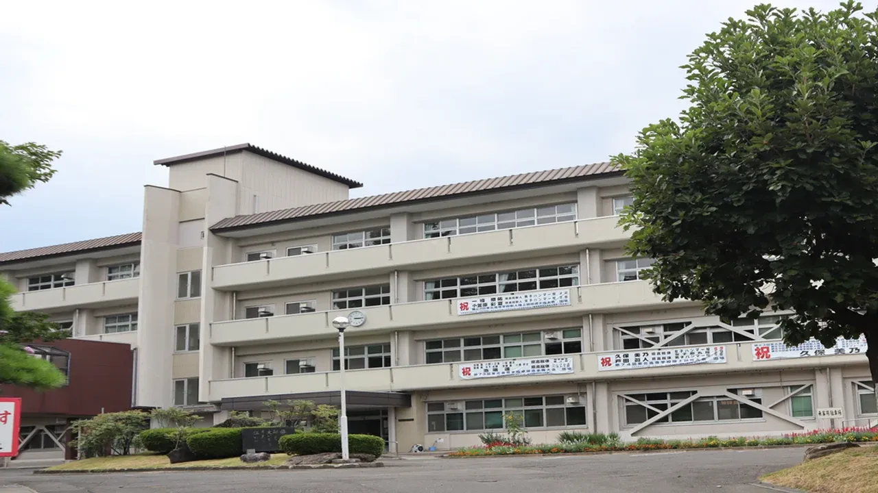 Fachada del Instituto Karumai, la escuela real que inspiró la Preparatoria Karasuno en Haikyuu, Prefectura de Iwate, Japón