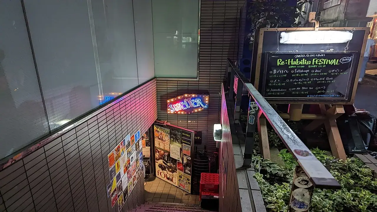 Entrada del Live House Shelter en Shimokitazawa de noche, inspiración del Starry en Bocchi the Rock!