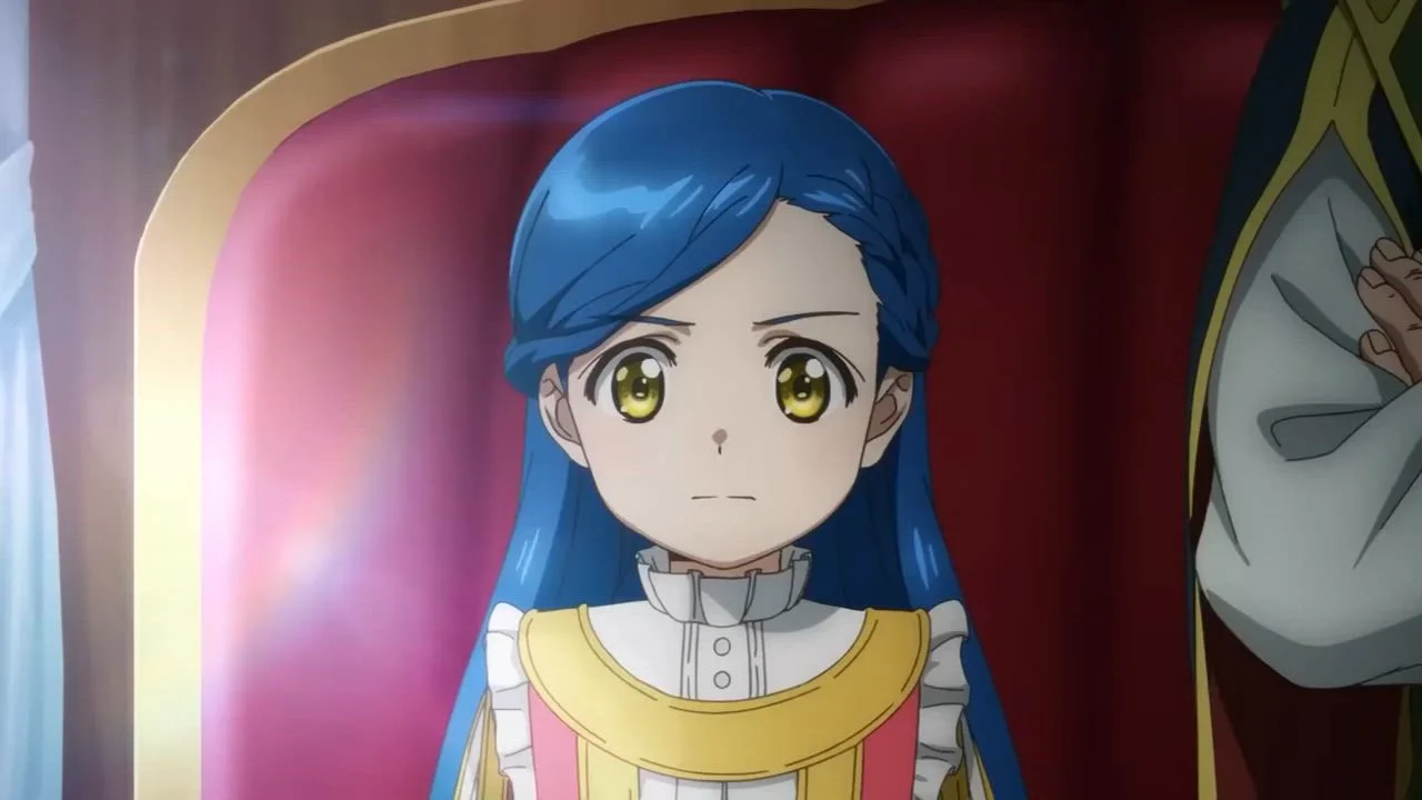 Personaje femenino de anime con cabello azul largo y ojos amarillo-verdosos, vistiendo un atuendo blanco y dorado de estilo medieval, con expresión seria y preocupada. Escena de fondo con cortinas rojas y decoración dorada