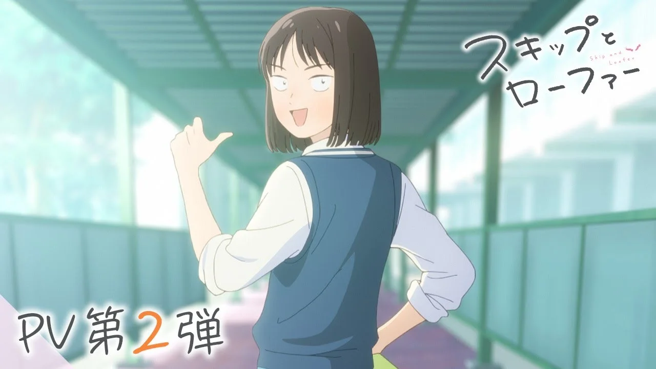 Mitsumi Iwakura saludando con energía en un pasillo escolar en Skip and Loafer