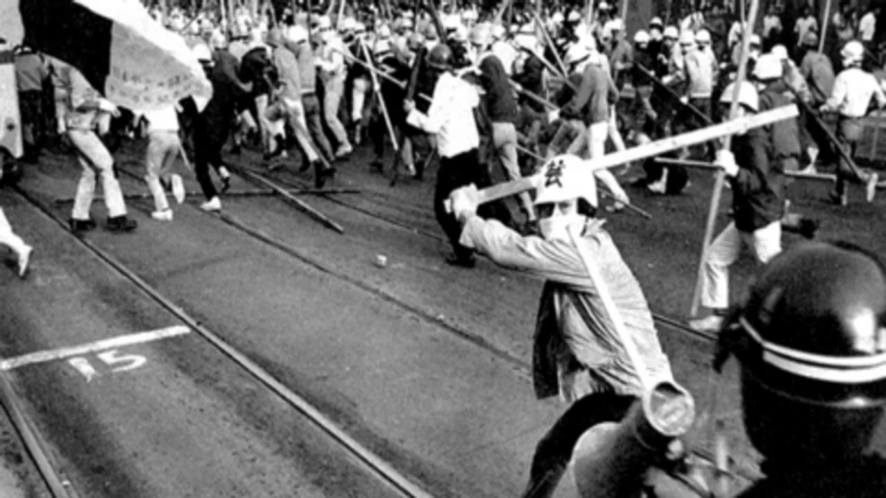 Estudiantes del Zengakuren enfrentándose a la policía antidisturbios en Japón durante las protestas universitarias de los años 60