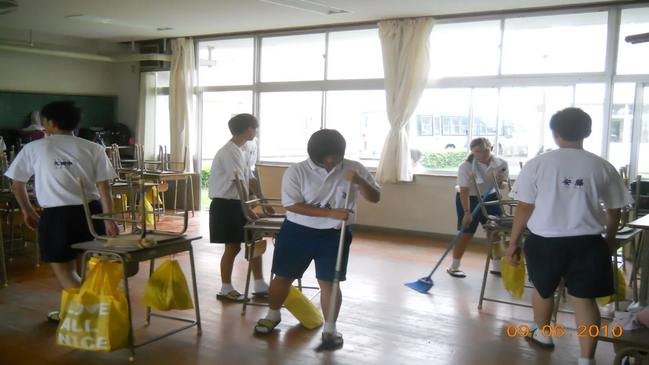 Estudiantes japoneses limpiando su aula en un instituto real, práctica del sistema educativo Tokkatsu que el anime refleja