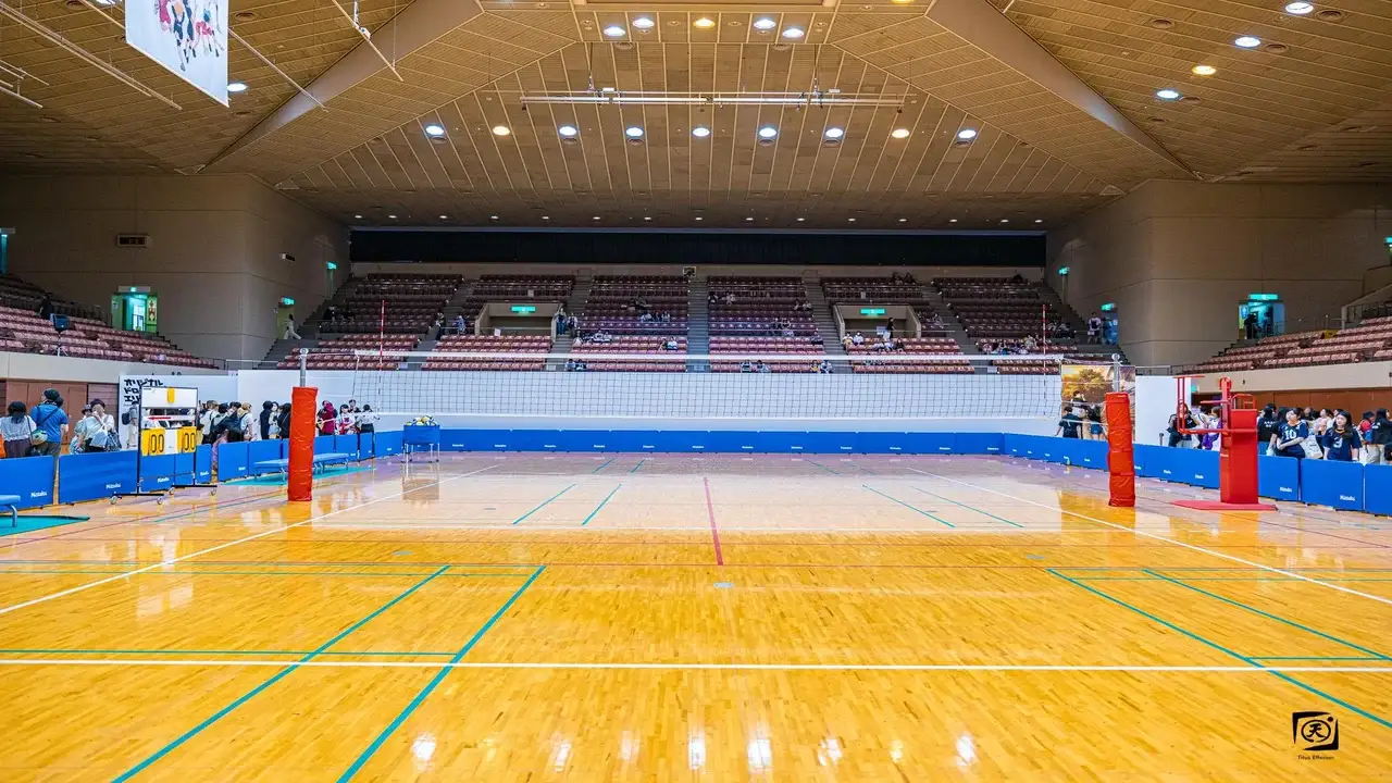 Interior del Kamei Arena Sendai, el pabellón deportivo que aparece en los torneos de primavera de Haikyuu