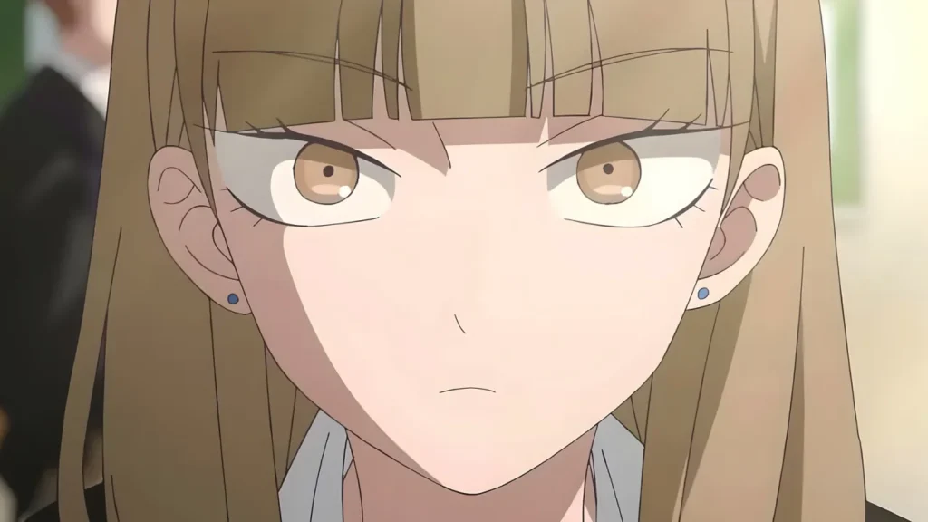 Koyuki con expresión seria y flequillo recto en un pasillo escolar de Koori no Jouheki