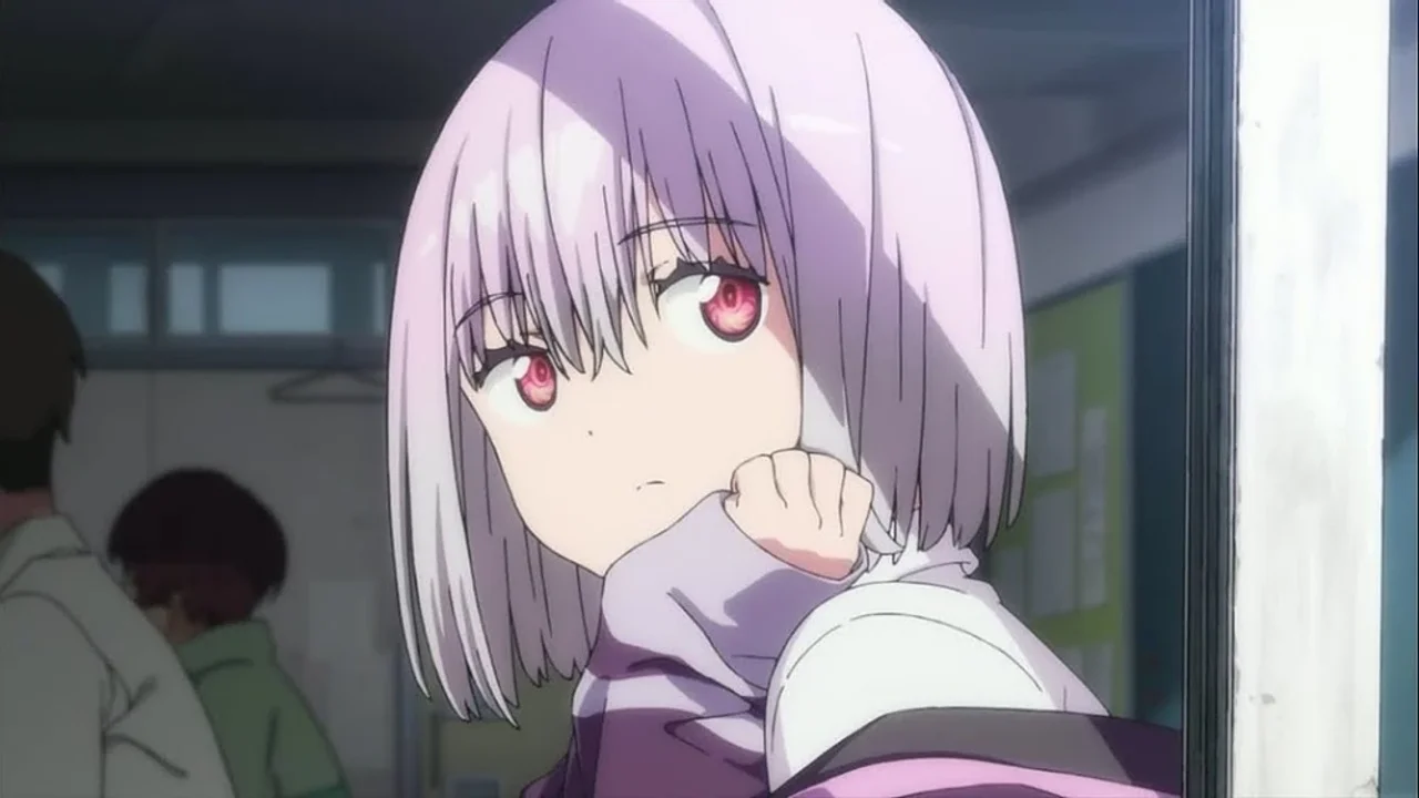 Akane Shinjo de SSSS.Gridman junto a la ventana del pasillo, subvirtiendo el tropo del asiento del protagonista