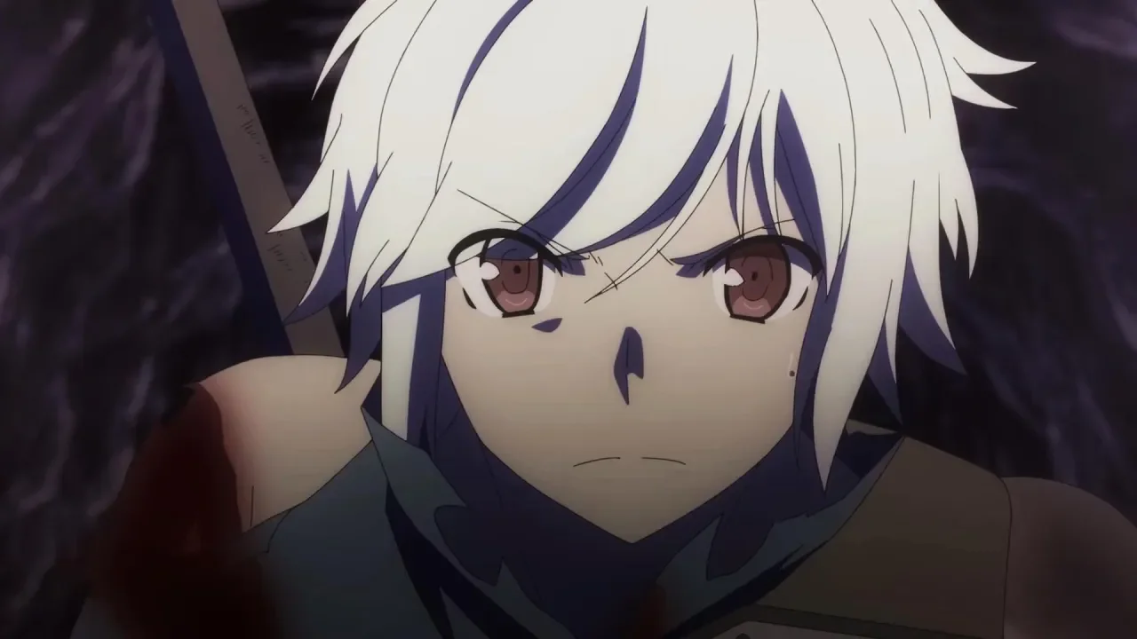 Bell Cranel, protagonista de DanMachi, con el cabello blanco y expresión tensa y determinada, sujetando un arma en un momento de combate dentro de la mazmorra