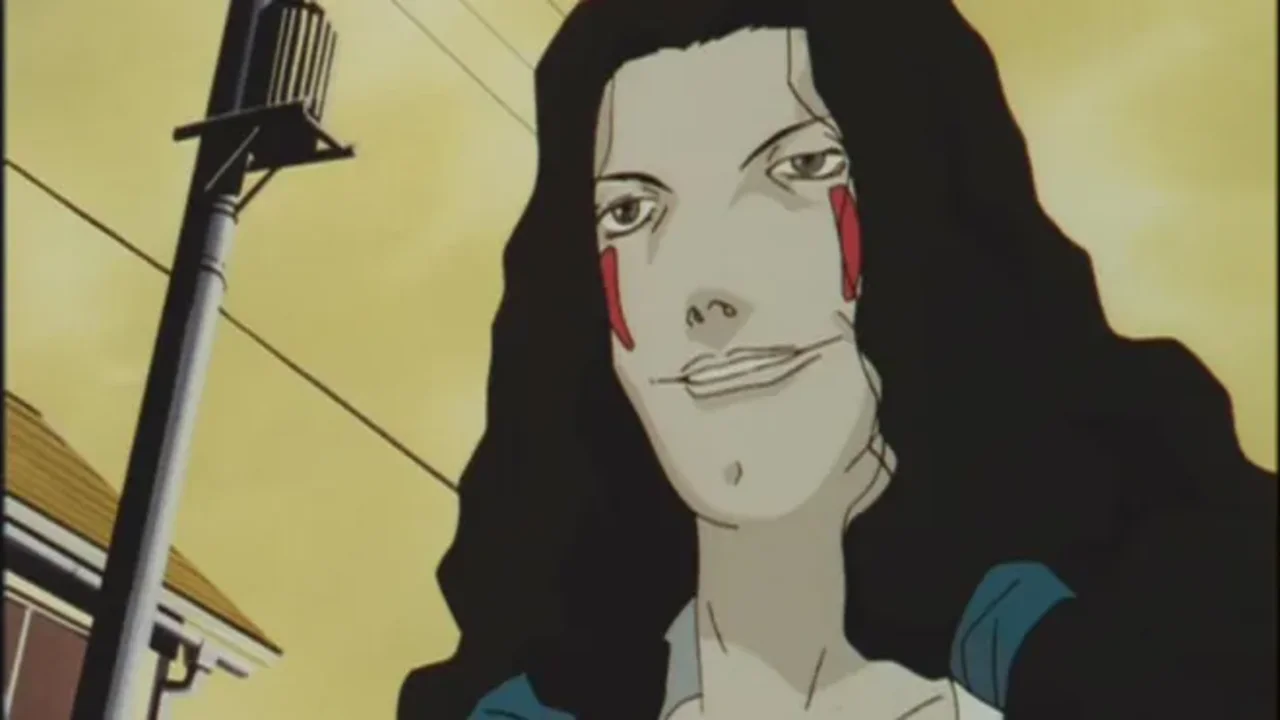 Masami Eiri sonriendo con marcas rojas en el rostro y cabello negro, antagonista de Serial Experiments Lain