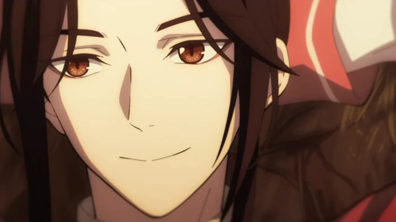 Hua Cheng con una sonrisa enigmática y ojos ámbar en Heaven Official's Blessing