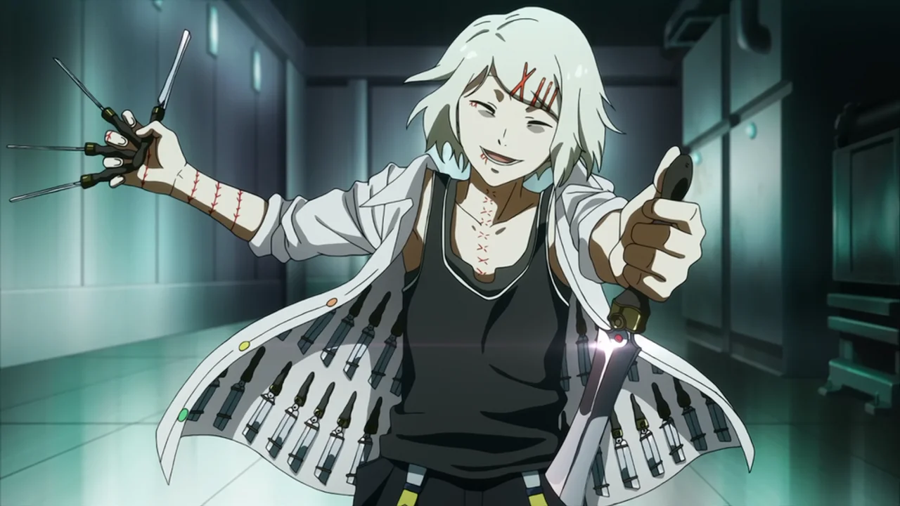 Juuzou Suzuya en modo combate con cuchillos entre los dedos en Tokyo Ghoul