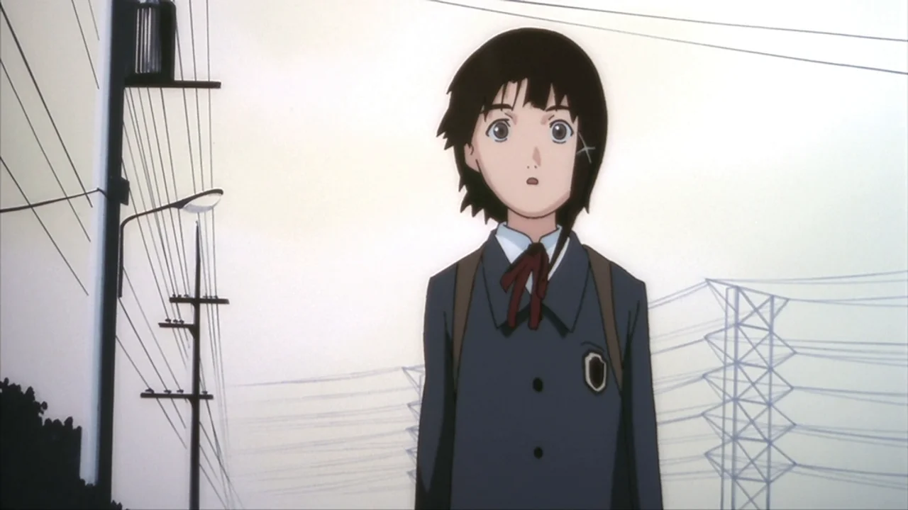 Lain Iwakura de pie en la calle con su uniforme escolar azul, torres eléctricas al fondo, Serial Experiments Lain