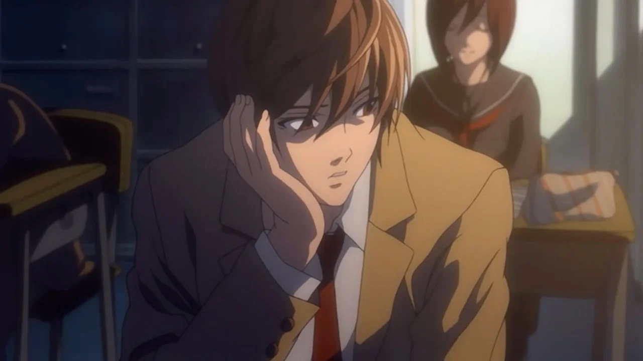 Light Yagami sentado junto a la ventana en su aula, escena de Death Note que ilustra el Shujinkou no Seki