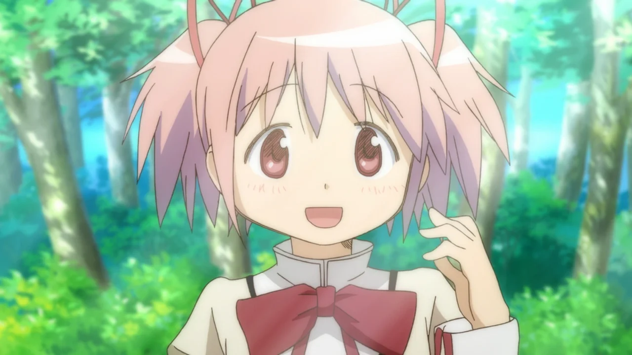 Madoka Kaname sonriendo en el bosque en Puella Magi Madoka Magica
