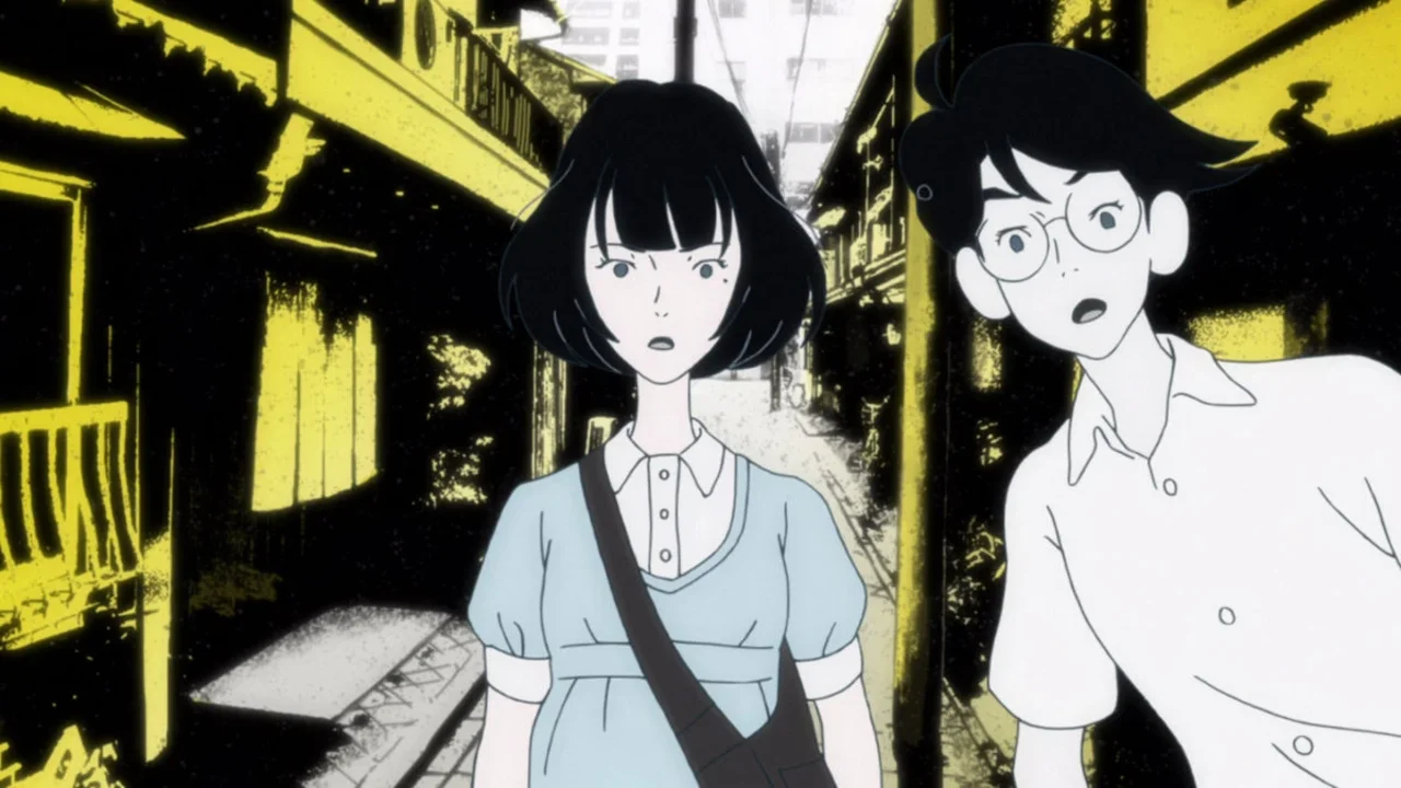 Protagonista y personaje femenino sorprendidos en un callejón en The Tatami Galaxy