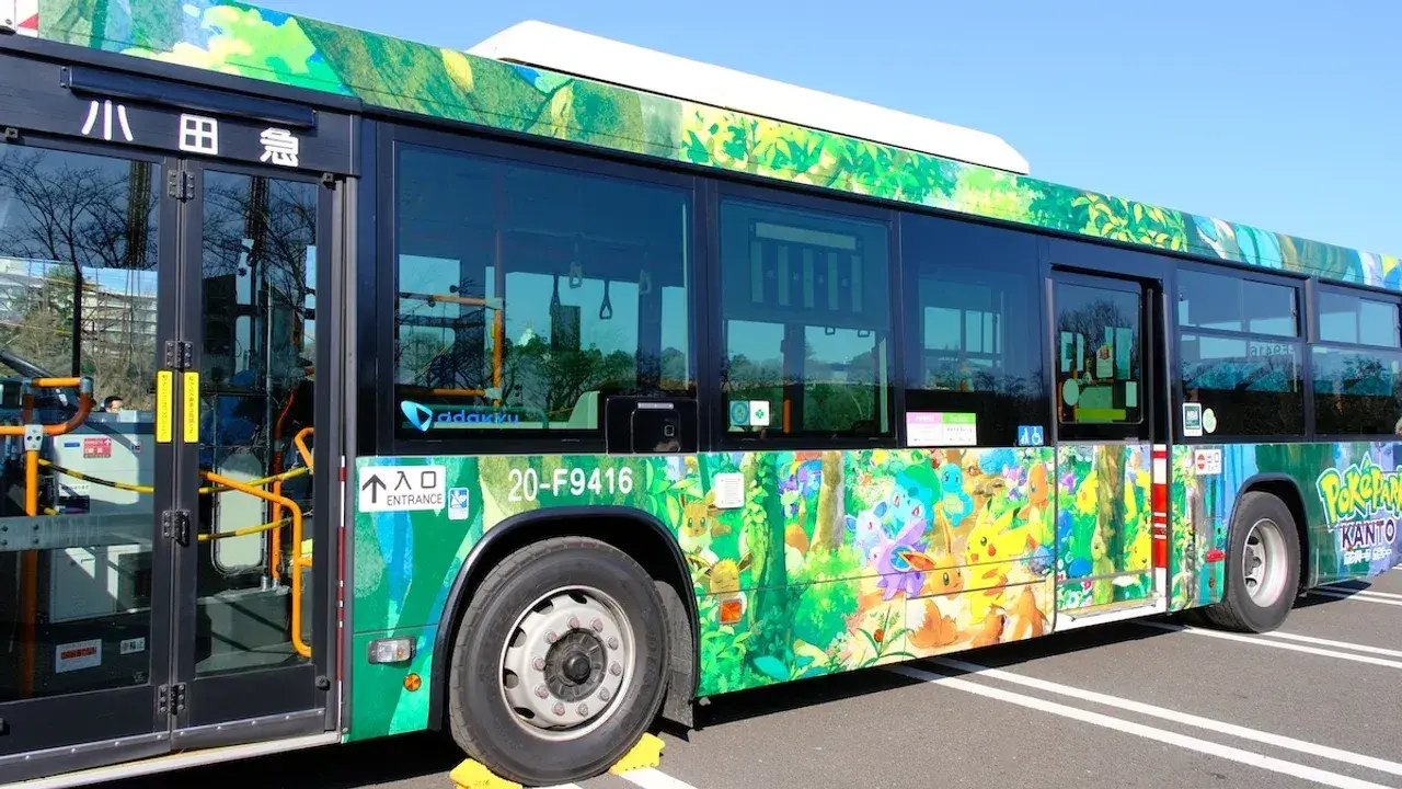 Autobús de Odakyu con decoración oficial de PokéPark Kanto que conecta la estación con el parque