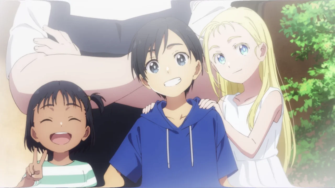 Shinpei, Ushio y Mio posando juntos en una escena familiar de Summertime Rendering