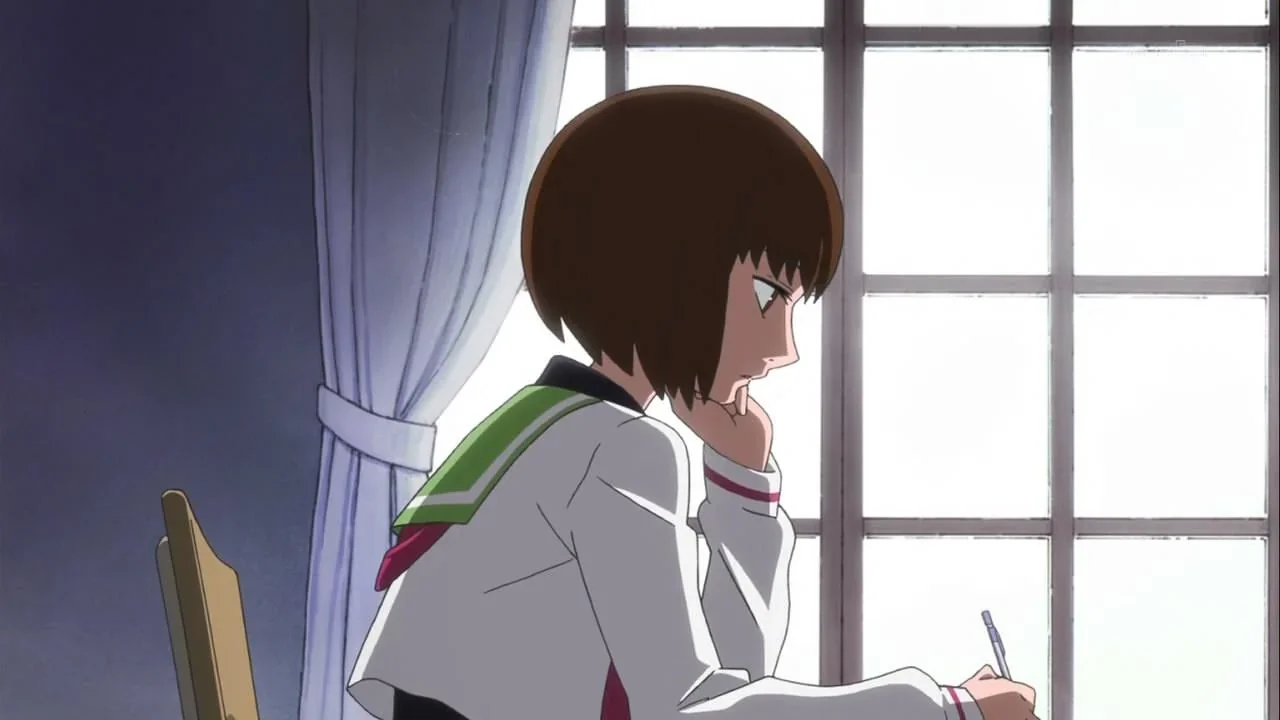 Protagonista de anime femenina sentada junto a la ventana del aula, ejemplo del tropo Shujinkou no Seki